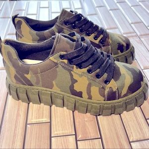 Abata lug sole camo print lace up sneaker size 10